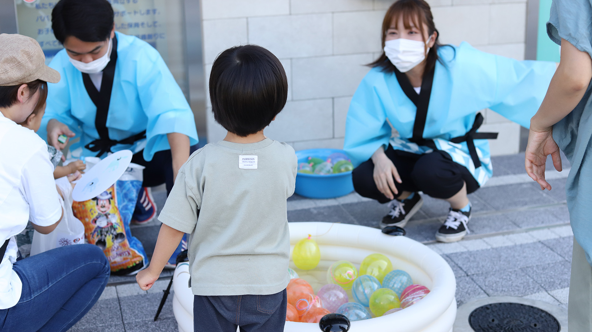 夏祭りの様子（ヨーヨー釣り）